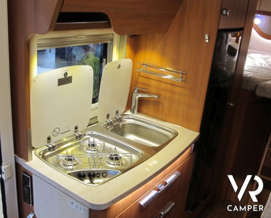 Hymer Exsis-T 588: camper Hymer semintegrale nuovo con letti gemelli posteriori, ampio garage, lunghezza 699