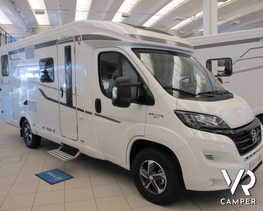 Hymer Exsis-T 588: camper Hymer semintegrale nuovo con letti gemelli posteriori, ampio garage, lunghezza 699