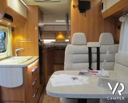 Hymer Exsis-T 588: camper Hymer semintegrale nuovo con letti gemelli posteriori, ampio garage, lunghezza 699