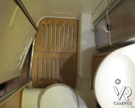 Hymer Exsis-T 588: camper Hymer semintegrale nuovo con letti gemelli posteriori, ampio garage, lunghezza 699