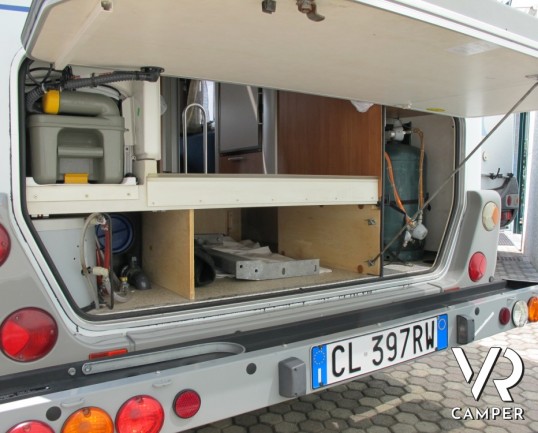 Hymer Exsis: motorhome usato compatto, 4 posti a dormire con letto basculante, e doccia grande