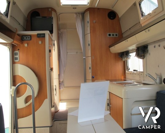 Hymer Exsis: motorhome usato compatto, 4 posti a dormire con letto basculante, e doccia grande