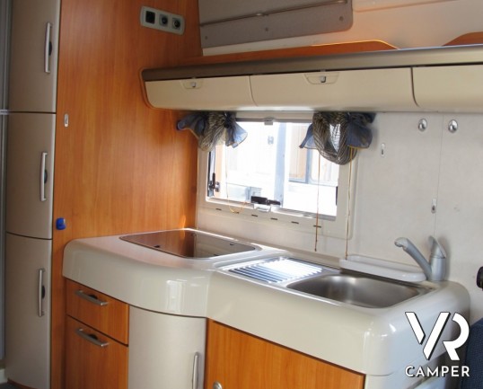 Hymer Exsis: motorhome usato compatto, 4 posti a dormire con letto basculante, e doccia grande