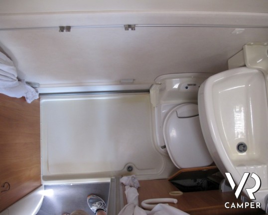 Hymer Exsis: motorhome usato compatto, 4 posti a dormire con letto basculante, e doccia grande