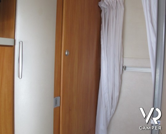 Hymer Exsis: motorhome usato compatto, 4 posti a dormire con letto basculante, e doccia grande