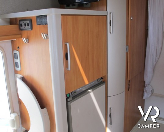 Hymer Exsis: motorhome usato compatto, 4 posti a dormire con letto basculante, e doccia grande