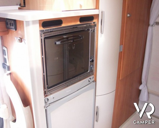 Hymer Exsis: motorhome usato unico nel suo genere con 4 posti letto in meno di 5 metri e mezzo