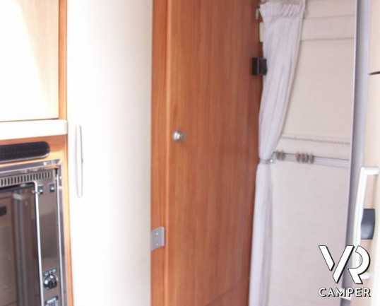 Hymer Exsis: motorhome usato unico nel suo genere con 4 posti letto in meno di 5 metri e mezzo