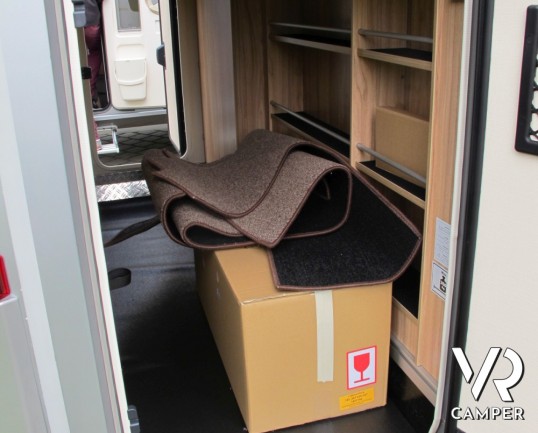 Hymer Exsis-I 504: camper motorhome nuovo piccolo e agile, solo 5,99 metri di lunghezza per tre posti comodi e un ottimo garage il carico con doppio p