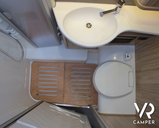 Hymer Exsis-I 504: camper motorhome nuovo piccolo e agile, solo 5,99 metri di lunghezza per tre posti comodi e un ottimo garage il carico con doppio p