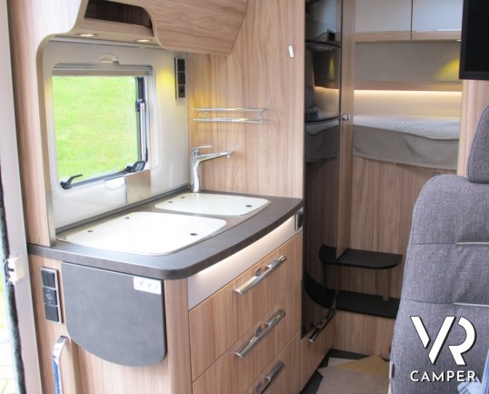 Hymer Exsis-I 504: camper motorhome nuovo piccolo e agile, solo 5,99 metri di lunghezza per tre posti comodi e un ottimo garage il carico con doppio p