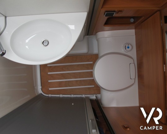 Hymer Exsis-I 504: ottima occasione motorhome Hymer Exsis-I 504 recentissimo, con 4 posti omologati, frigorifero da 160 litri e ampio garage