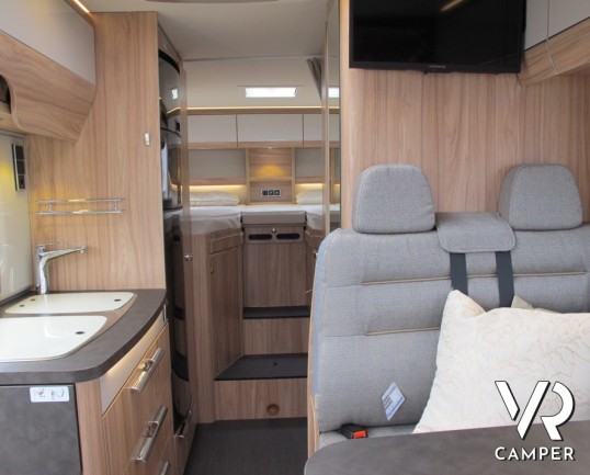 Hymer Exsis-I 588: camper motorhome nuovo con letti gemelli posteriori, ampio garage e una lunghezza inferiore ai 7 metri