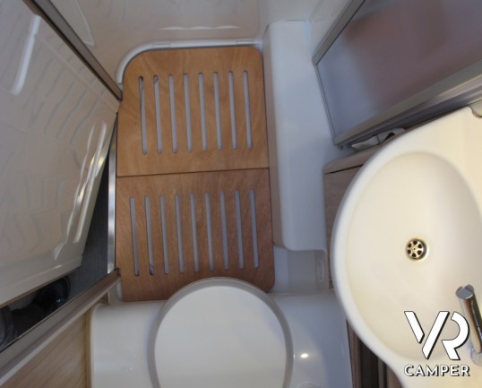 Hymer Exsis-I 588: camper motorhome nuovo con letti gemelli posteriori, ampio garage e una lunghezza inferiore ai 7 metri