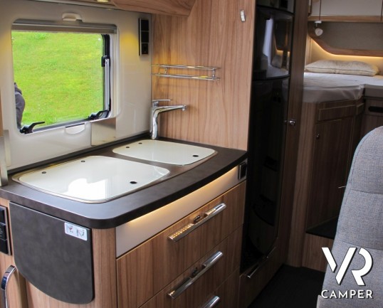 Hymer Exsis-I 588: camper motorhome nuovo con letti gemelli posteriori, ampio garage e una lunghezza inferiore ai 7 metri