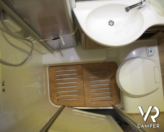 Hymer Exsis-I 588: motorhome Hymer nuovo con letti gemelli e basculante, nuova serie Exsis-I super leggera e compatta