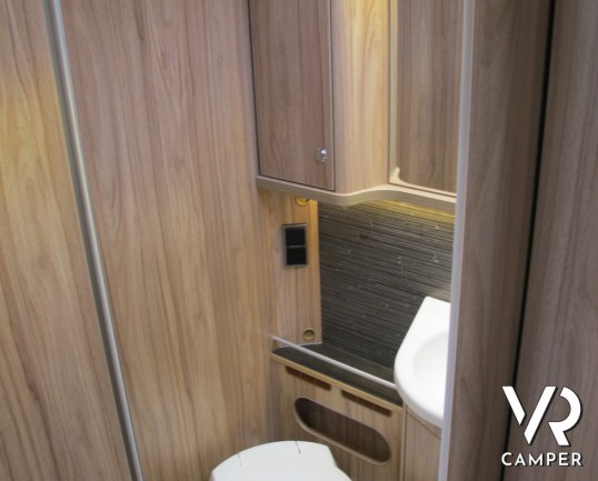 Hymer Exsis-I 678: motorhome lungo e leggero, con ampia dinette anteriore, bagno e doccia separati e un garage per un carico massimo