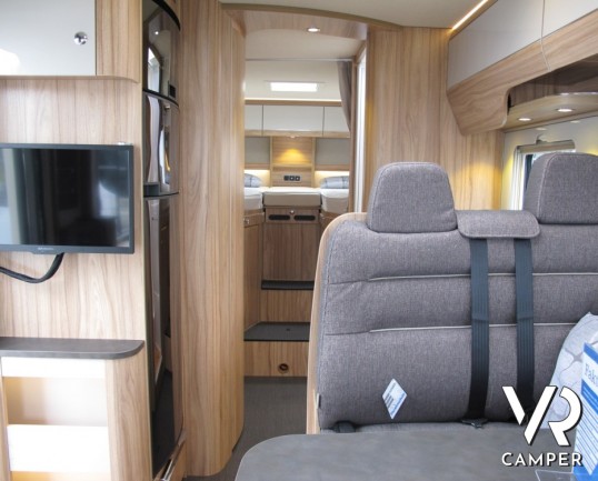 Hymer Exsis-I 678: motorhome lungo e leggero, con ampia dinette anteriore, bagno e doccia separati e un garage per un carico massimo