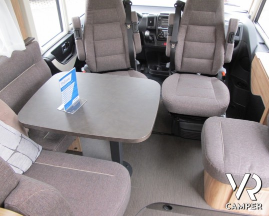 Hymer Exsis-I 678: motorhome lungo e leggero, con ampia dinette anteriore, bagno e doccia separati e un garage per un carico massimo