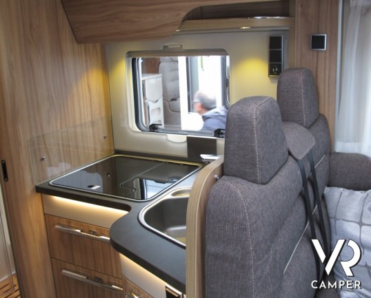 Hymer Exsis-I 678: motorhome lungo e leggero, con ampia dinette anteriore, bagno e doccia separati e un garage per un carico massimo