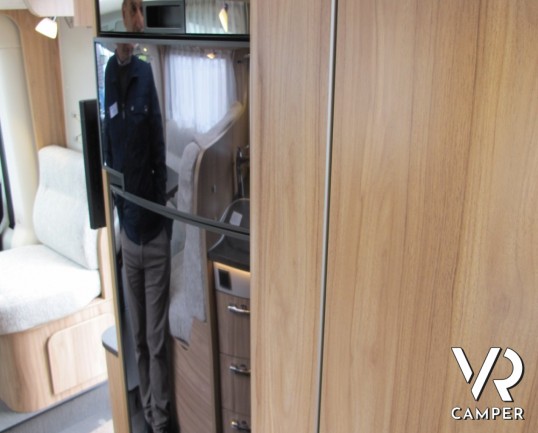 Hymer Exsis-T 678: camper nuovo semintegrale a Totino oltre i 7 metri di lunghezza con i letti gemelli e bagno e doccia separati