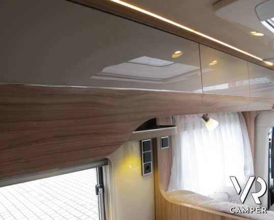 Hymer Exsis-T 678: camper nuovo semintegrale a Totino oltre i 7 metri di lunghezza con i letti gemelli e bagno e doccia separati