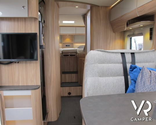 Hymer Exsis-T 678: camper nuovo semintegrale a Totino oltre i 7 metri di lunghezza con i letti gemelli e bagno e doccia separati