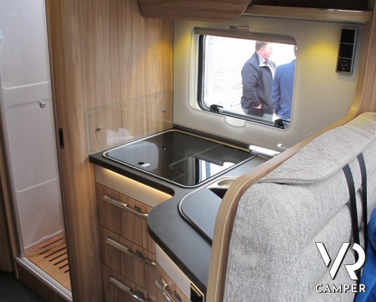 Hymer Exsis-T 678: camper nuovo semintegrale a Totino oltre i 7 metri di lunghezza con i letti gemelli e bagno e doccia separati