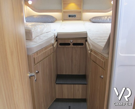 Hymer Exsis-T 678: camper nuovo semintegrale a Totino oltre i 7 metri di lunghezza con i letti gemelli e bagno e doccia separati