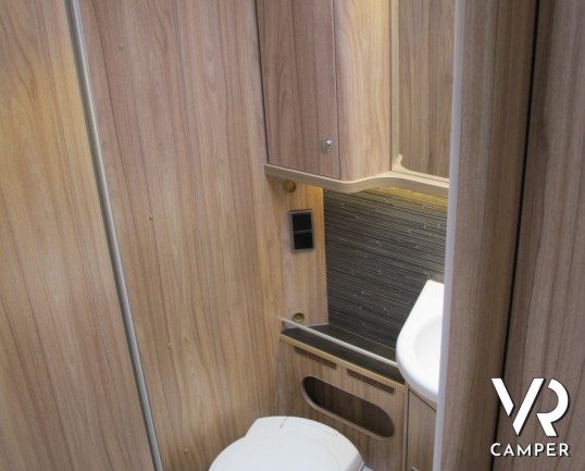 Hymer Exsis-T 678: camper nuovo semintegrale a Totino oltre i 7 metri di lunghezza con i letti gemelli e bagno e doccia separati