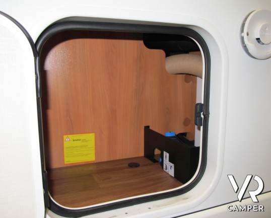 Hymer Exsis-I 504: camper motorhome nuovo compatto con letto matrimoniale in coda, ampio garage, letto basculante, 4 posti letto e omologati in solo 6