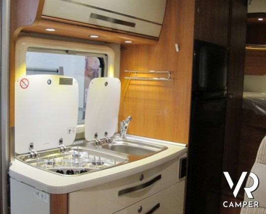 Hymer Exsis-I 504: camper motorhome nuovo compatto con letto matrimoniale in coda, ampio garage, letto basculante, 4 posti letto e omologati in solo 6