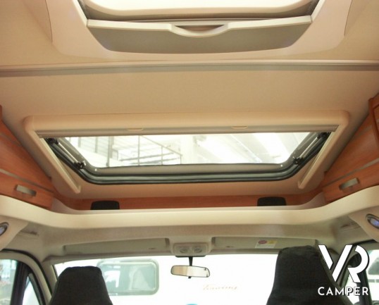 Hymer Exsis-T 598: semintegrale nuovo Hymer con letto nautico centrale, bagno e doccia separata.