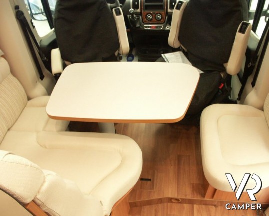 Hymer Exsis-T 598: semintegrale nuovo Hymer con letto nautico centrale, bagno e doccia separata.