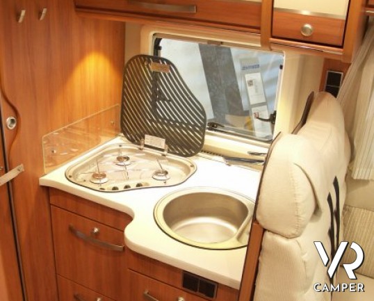 Hymer Exsis-T 598: semintegrale nuovo Hymer con letto nautico centrale, bagno e doccia separata.