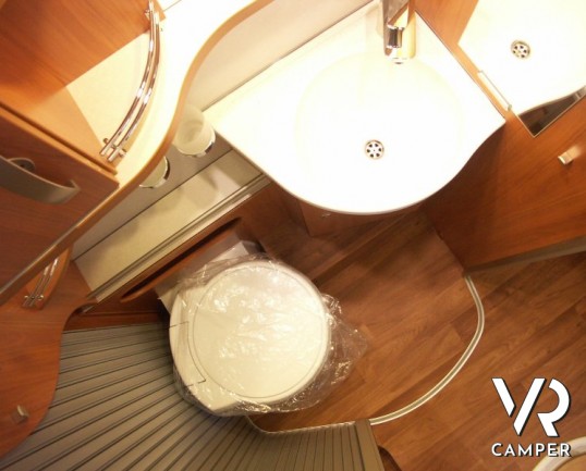 Hymer Exsis-T 598: semintegrale nuovo Hymer con letto nautico centrale, bagno e doccia separata.