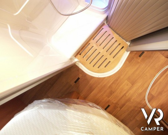 Hymer Exsis-T 598: semintegrale nuovo Hymer con letto nautico centrale, bagno e doccia separata.