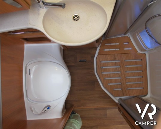 Hymer ML-T 580 4X4: camper semintegrale con letti gemelli su meccanica mercedes trazione posteriore