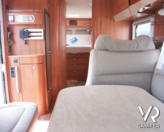 Hymer Tramp 708 SL: camper semintegrale nuovo con letto nautico e garage.