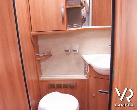 Hymer Tramp 708 SL: camper semintegrale nuovo con letto nautico e garage.