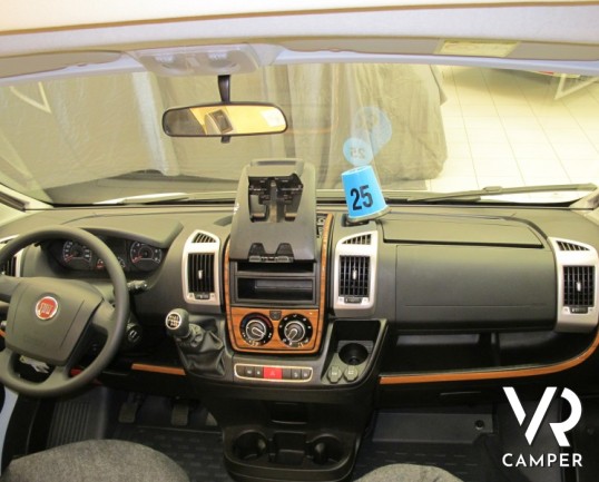 Hymer Tramp 554 SL: camper nuovo Hymer semintegrale con letto alla francese posteriore e portamoto estraibile.