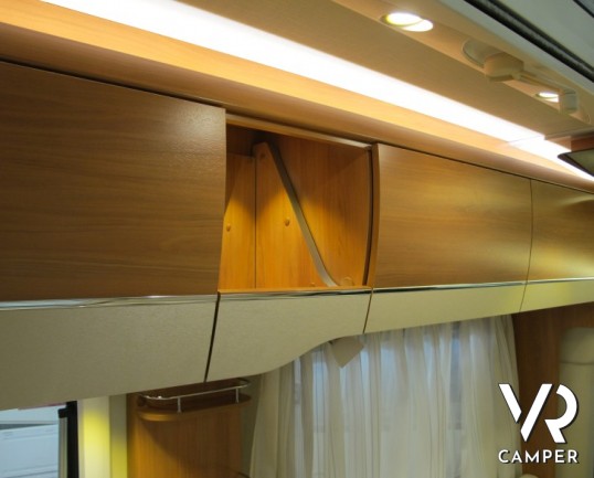 Hymer Tramp 554 SL: camper nuovo Hymer semintegrale con letto alla francese posteriore e portamoto estraibile.