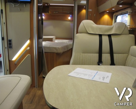 Hymer Tramp 554 SL: camper nuovo Hymer semintegrale con letto alla francese posteriore e portamoto estraibile.