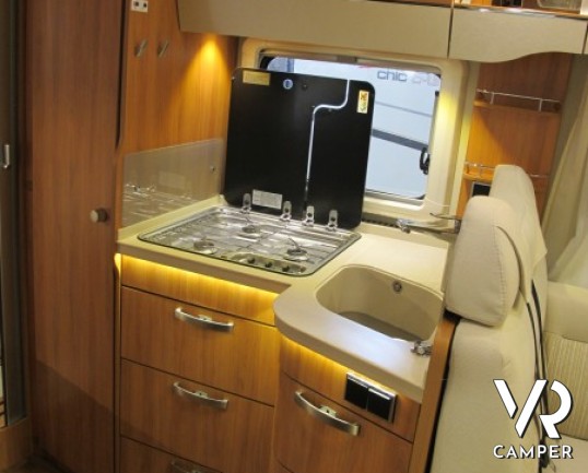Hymer Tramp 554 SL: camper nuovo Hymer semintegrale con letto alla francese posteriore e portamoto estraibile.