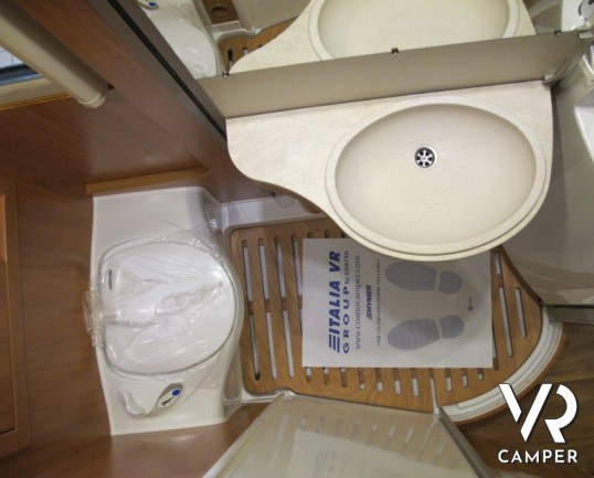Hymer Tramp 554 SL: camper nuovo Hymer semintegrale con letto alla francese posteriore e portamoto estraibile.