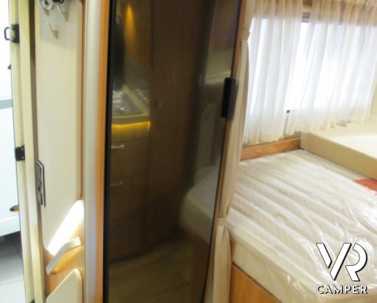 Hymer Tramp 554 SL: camper nuovo Hymer semintegrale con letto alla francese posteriore e portamoto estraibile.