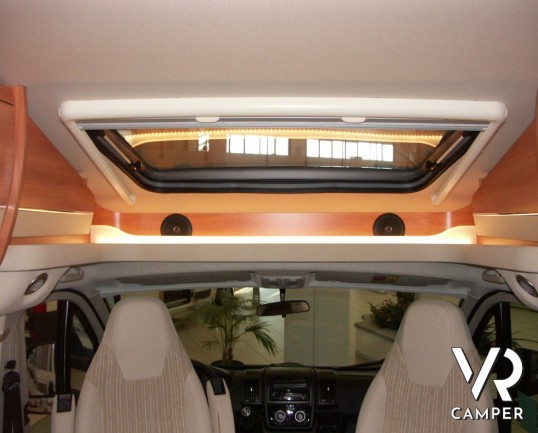 HYMER TRAMP 568 SL: camper semintegrale nuovo con doppio pavimento e letti gemelli con garage.