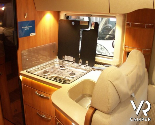 HYMER TRAMP 568 SL: camper semintegrale nuovo con doppio pavimento e letti gemelli con garage.