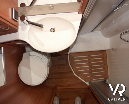HYMER TRAMP 568 SL: camper semintegrale nuovo con doppio pavimento e letti gemelli con garage.