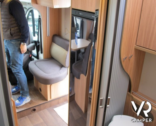 Hymer Tramp 578 GL: camper semintegrale nuovo Hymer sotto i 7 metri con letti gemelli posteriori e garage, 4 posti omologati.